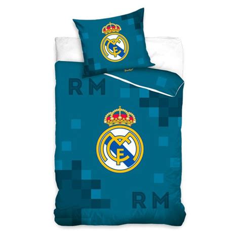 Real Madrid logóval díszített ágyneműhuzat garnitúra az ágyon