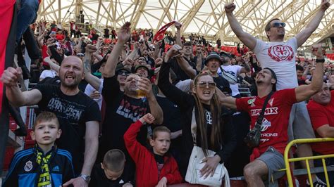 DVSC szurkolók a stadionban