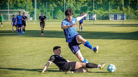 feszült hangulatú futballmérkőzés a lelátón