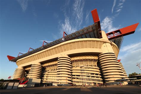 Az AC Milan ikonikus logója és a San Siro stadion látképe
