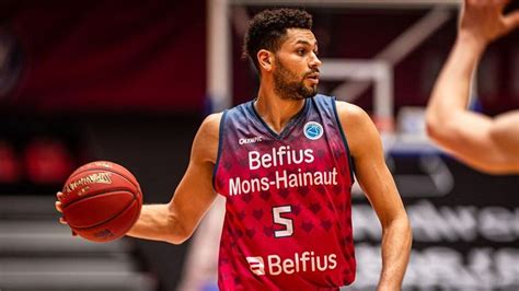 Az erőcsatár és a center mozgása a palánk alatt