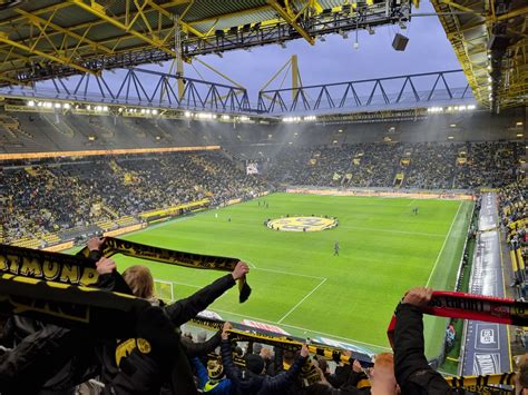Dühöngő szurkolótábor a Borussia Dortmund Signal Iduna Park stadionjában