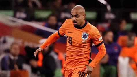 Donyell Malen mezben, akiről pletykálnak, hogy a Manchester Unitedbe igazol