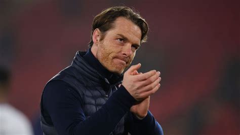 Scott Parker, amint elhagyja a stadiont, jelezve távozását