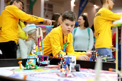 fiatalok LEGO robotot építenek egy versenyen