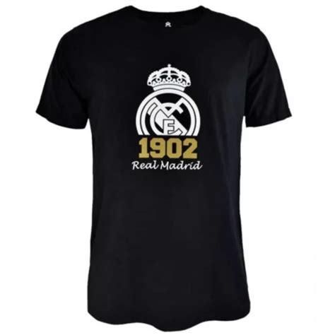 fiatal Real Madrid szurkoló ajándéktárgyakkal
