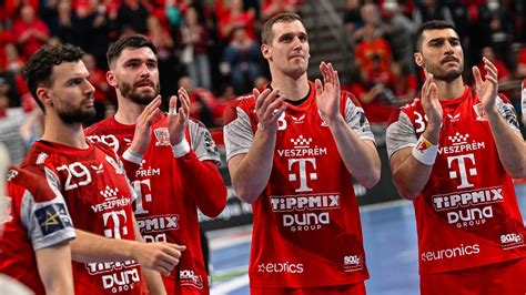 Veszprém és Kielce játékosai küzdenek a labdáért
