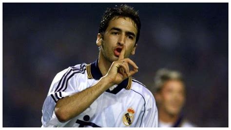Raúl a Real Madrid mezében gólöröm közben