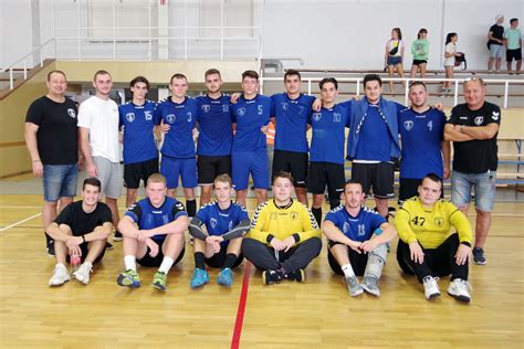 Kézilabdacsapat védekező felállásban