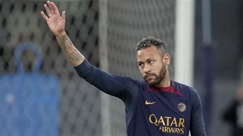 Neymar az Al-Hilal mezében sérülése után
