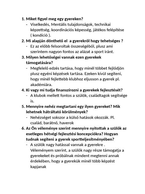 Áder András fiatal focistákat figyel meg egy edzésen