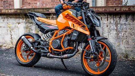 KTM 390 Duke motoros akcióban