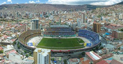 Estadio Hernando Siles, La Paz magasan fekvő stadionja, egy futballmérkőzés alatt