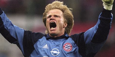 Oliver Kahn heves vitában egy ellenféllel