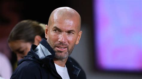 Zinédine Zidane, a Real Madrid edzője sajtótájékoztatón