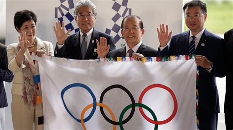 Japán zászló és olimpiai stadion az 1964-es tokiói olimpián