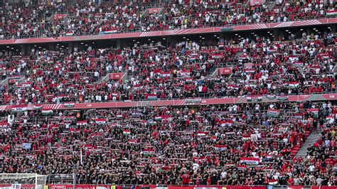 labdarúgó mérkőzés pillanatkép egy telt házas stadionban