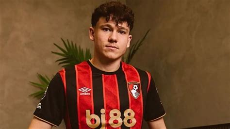 Tóth Alex szerződéskötésénél a Bournemouth csapatával