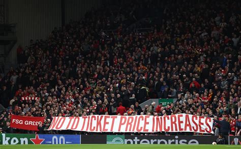 Liverpool szurkolók sárga lapokkal tiltakoznak a jegyáremelés ellen
