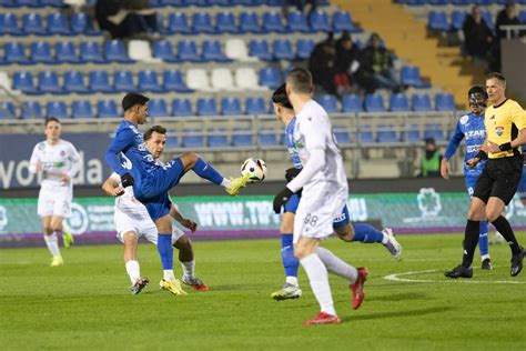 Edzők gratulálnak egymásnak a mérkőzés után