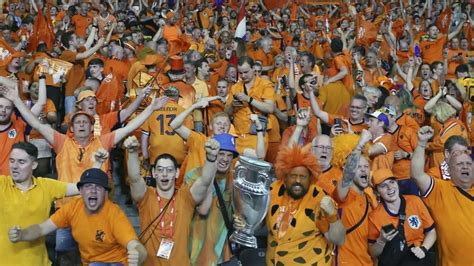 A holland csapat ünneplése a negyeddöntő után