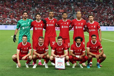 A Liverpool FC csapata trófeával