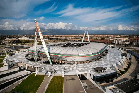 A Juventus FC logója és az Allianz Stadium