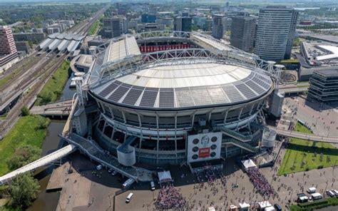 A Johan Cruijff Arena látképe, nyitható tetővel