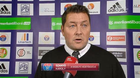 Szanyó Károly egy mérkőzés szünetében ad utasításokat