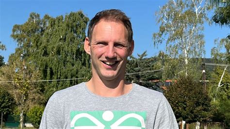 Iváncsik Gergő edzőként, fiatal kézilabdázókkal