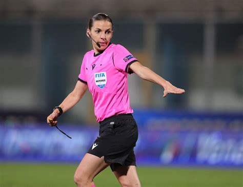 Stéphanie Frappart, az első női vezetőbíró egy jelentős európai férfi mérkőzésen