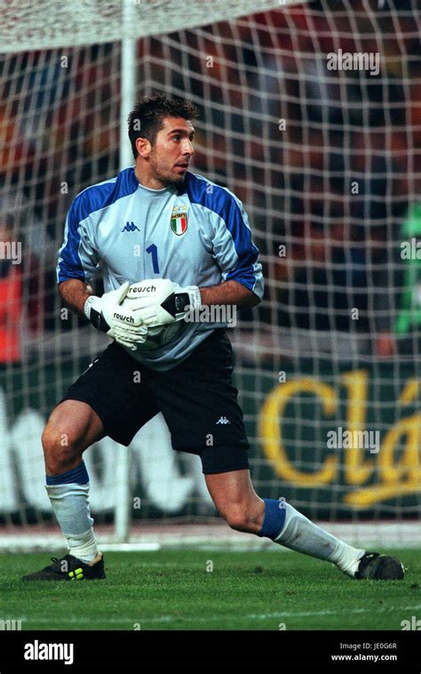 Fiatal Gianluigi Buffon a Parma kapujában