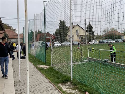 Zalakaros, emberek szurkolnak focimeccsen óriáskivetítő előtt