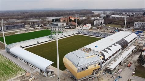 Prágai futballszurkolók a stadionban