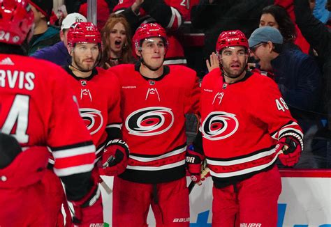 A Carolina Hurricanes ünneplő játékosai