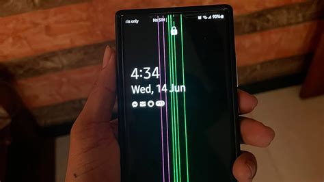 Szerviztechnikus telefon kijelzőt cserél
