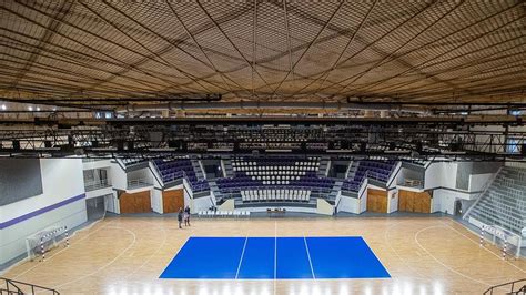 Tömeg a békéscsabai sportcsarnok előtt, CEV-kupa mérkőzésre várva