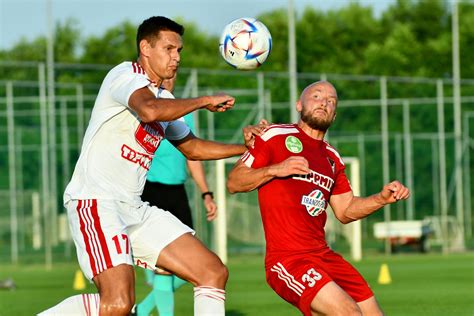 A Kisvárda és a DVSC játékosai közötti intenzív párharcok