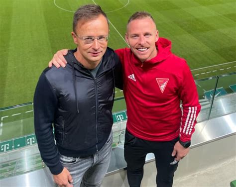 Szijjártó Péter és Dzsudzsák Balázs a futsalpályán