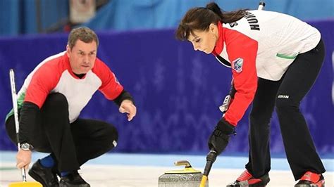 Szekeres Ildikó és Nagy György curling közben