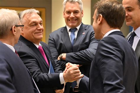 Orbán Viktor kezet fog Sepp Blatterrel