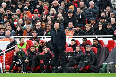 Arne Slot a Liverpool edzői padján, meccs közben
