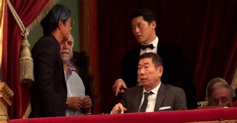 Japán futballcsapat ünnepel egy stadionban