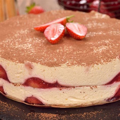 Epres tiramisu torta Manchester United logóval és sállal