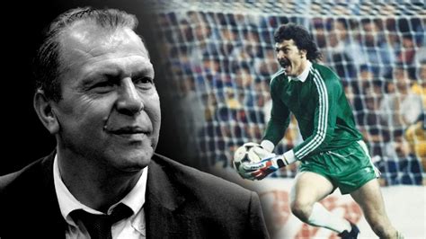 Helmuth Duckadam 2009-ben a Bajnokok Ligája serleggel
