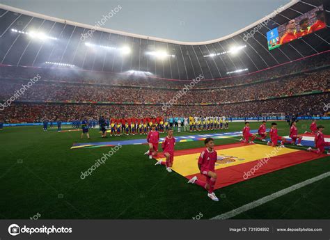 Spanyolország és Svédország labdarúgó válogatottjának játékosai a mérkőzés előtt