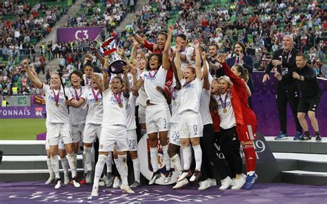 A Pamati Allstars csapata ünnepli a győzelmet