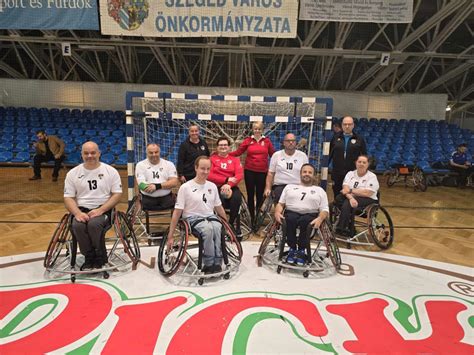 Kerekesszékes kézilabda csapat játék közben