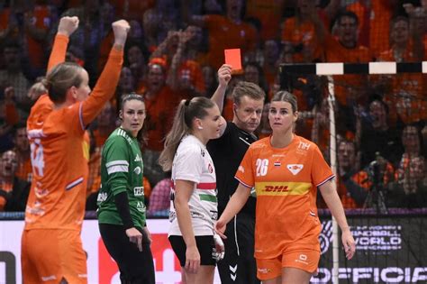 Női Európa-bajnoki meccs pillanatképe, piros lappal