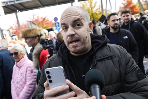 Bede Zsolt a horogkeresztes zászló előtt